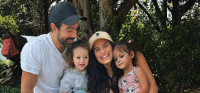 Ο Σάκης Τανιμανίδης έγινε 43 ετών και γιορτάζει ημίγυμνος - Το σχόλιο της Χριστίνας Μπόμπα
