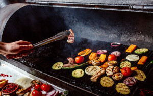 Vegeterian και vegan Τσικνοπέμπτη: 8 BBQ ιδέες για όσους θέλουν να τσικνίσουν αλλά δεν τρώνε κρέας