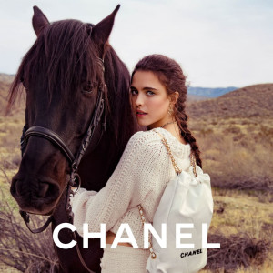 Chanel 22: Πώς μια πολυτελής τσάντα μπορεί να συνδυάσει νεανικό στυλ, άνεση και κλάση