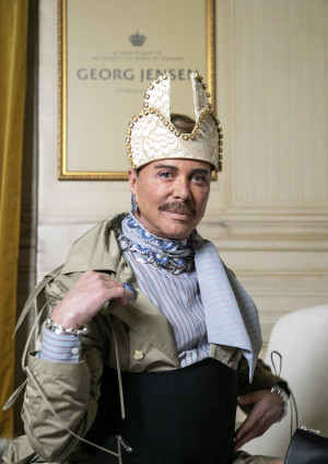Εντυπωσίασε ο Λάκης Γαβαλάς στην πασαρέλα φορώντας iconic κοσμήματα του Οίκου Georg Jensen!
