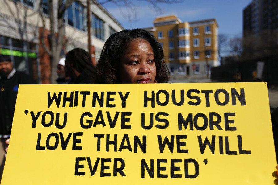 WHITNEY_HOUSTON_13_xronia_xwris_ti_fwni_tis_19_1e501.jpg