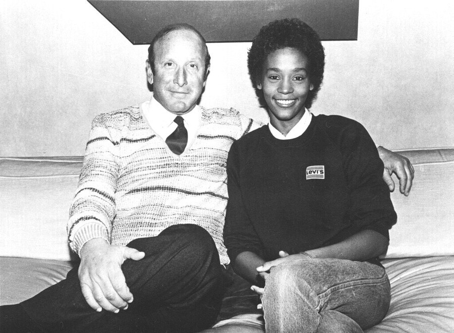 WHITNEY_HOUSTON_13_xronia_xwris_ti_fwni_tis_7_73d7b.jpg