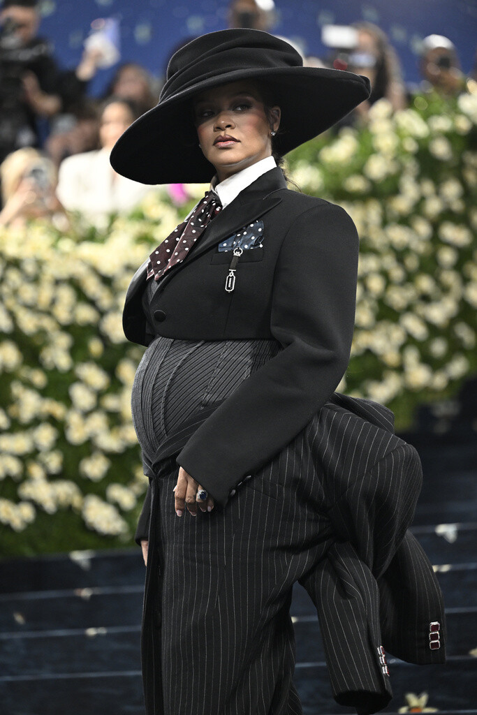 RIHANNA_MET_GALA_EGKYMOSSYNI_3_e54bc.jpg