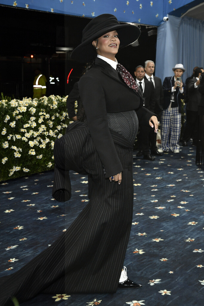 RIHANNA_MET_GALA_EGKYMOSSYNI_4_2e873.jpg