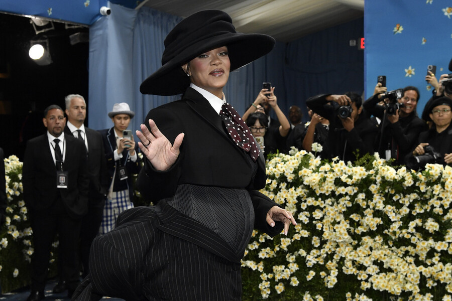 RIHANNA_MET_GALA_EGKYMOSSYNI_5_a480e.jpg