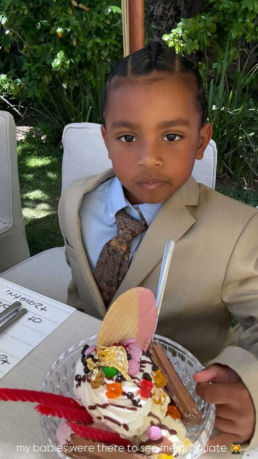 KIM_KARDASHIAN_NOMIKH_APOFOITISSI_6_4bf6f.jpeg