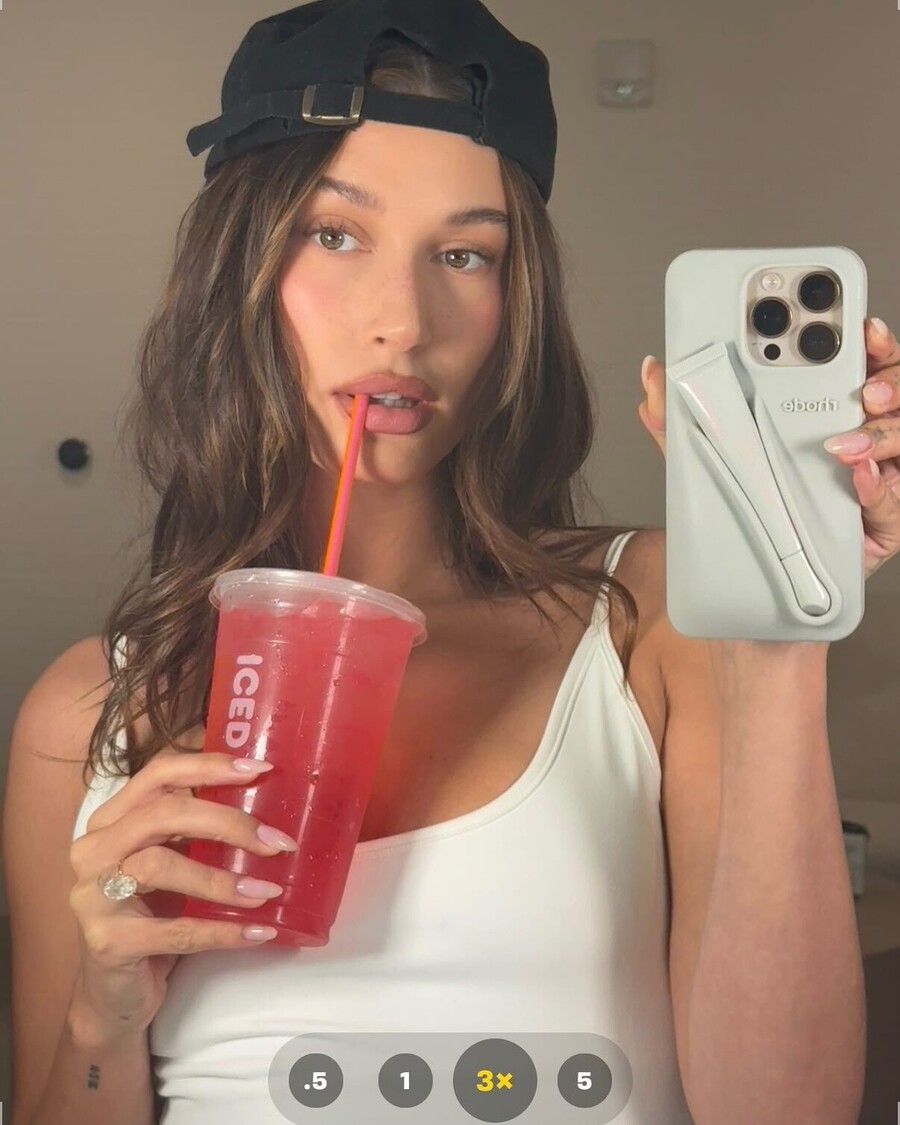 HAILEY_BIEBER_NAKED_NAILS_390ae.jpg