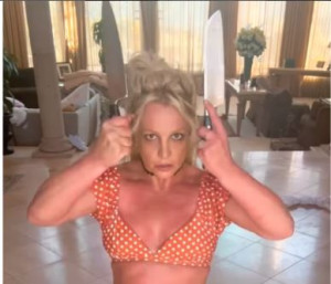 Britney Spears: Τρόμαξε τους followers της με βίντεο όπου χορεύει παίζοντας με χασαπομάχαιρα