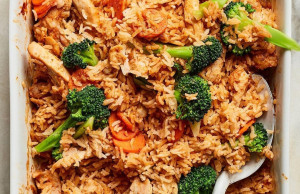 Ρύζι καρύδας με κοτόπουλο και λαχανικά, ένα πλούσιο και αρωματικό πιάτο