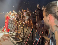 Ο Βασάλος σε απόσταση αναπνοής από τη Dua Lipa τρώει ανελέητο τρολάρισμα από Fipster και Χρηστίδου