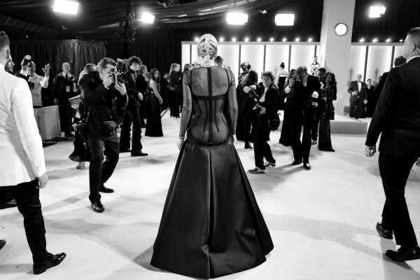 Η Lady Gaga στα Όσκαρ: Η αποκαλυπτική λεπτομέρεια στο φόρεμα που ίσως δεν πρόσεξες και το απρόοπτο στο κόκκινο χαλί