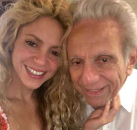 Shakira: Η συγκινητική στιγμή όπου φιλάει τα πόδια του πατέρα της στο κρεβάτι του νοσοκομείου