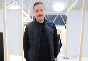 Αλέξανδρος Τσουβέλας: «Φάγαμε ΤΟ κράξιμο όταν κυκλοφόρησε φωτογραφία με τη σύντροφό μου. Γράφανε &quot;με τη μάνα του τα &#039;χει&quot;»