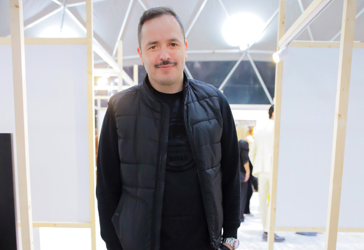 Αλέξανδρος Τσουβέλας: «Φάγαμε ΤΟ κράξιμο όταν κυκλοφόρησε φωτογραφία με τη σύντροφό μου. Γράφανε &quot;με τη μάνα του τα &#039;χει&quot;»