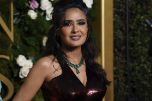 Η Salma Hayek εξηγεί γιατί δεν θα βάψει ποτέ τα μαλλιά της