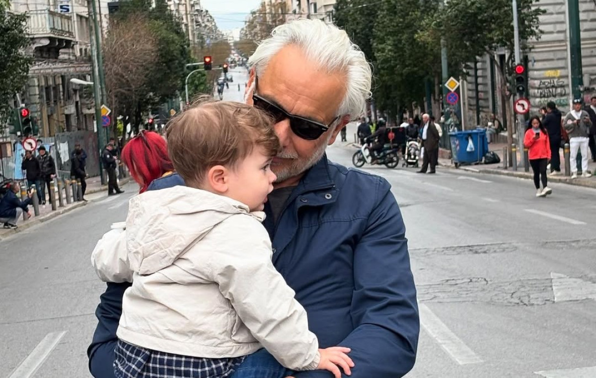 Χάρης Χριστόπουλος: Η τραυματική σχέση με τον πατέρα του, η μεγαλύτερη δοκιμασία ως πατέρας και το μυστικό του γάμου του