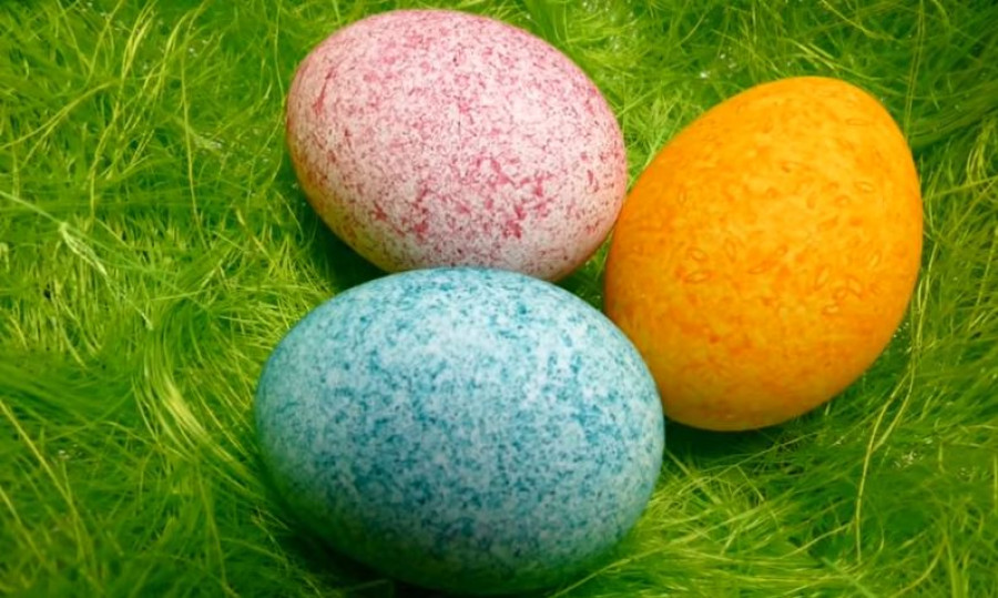 Φέτος το Πάσχα, βάψε τα αβγά με... ρύζι - Η εντυπωσιακή και πανεύκολη τεχνική βήμα βήμα