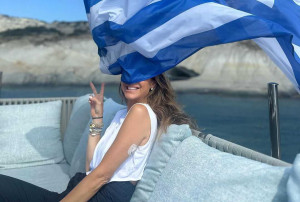 Η Μαρία Μενούνος και τα παιχνίδια με την ελληνική σημαία