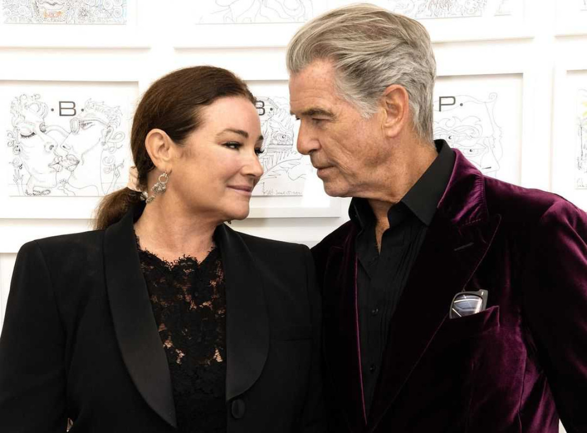 Ο Pierce Brosnan ολοκλήρωσε την πρώτη του έκθεση ζωγραφικής κι εμείς λατρεύουμε τον τρόπο με τον οποίο κοιτά τη γυναίκα του