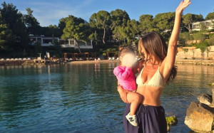 Maria Menounos: Επισκέφτηκε με την κόρη της τον Άγιο Νεκτάριο και έκανε αυτό που κάνουν χιλιάδες πιστοί!