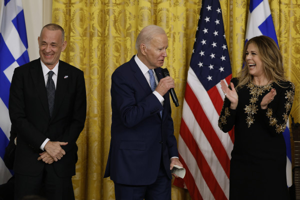 Η Rita Wilson τραγούδησε Σταμάτη Κόκοτα στον Λευκό Οίκο - Η απίθανη ατάκα του Tom Hanks για τους Έλληνες