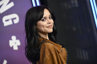 Η Jenna Ortega συνδύασε το νέο curved lob κούρεμά της με το θρυλικό φόρεμα της Carrie Bradshaw