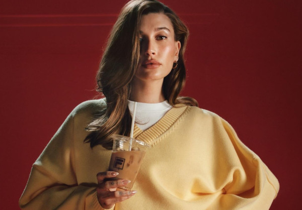 Το νέο μανικιούρ της Hailey Bieber είναι σε απόχρωση που δεν έχει ξαναφορέσει