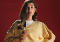 Το νέο μανικιούρ της Hailey Bieber είναι σε απόχρωση που δεν έχει ξαναφορέσει