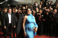 Η Rihanna κάνει την παρθενική της εμφάνιση στο Φεστιβάλ Καννών 2025 - Φυσικά, με καθυστέρηση (και απίστευτο στιλ)