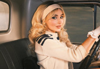 Η Sabrina Carpenter εμφανίστηκε με απροσδόκητα curly bangs για να προαναγγείλει το απόλυτο summer hit