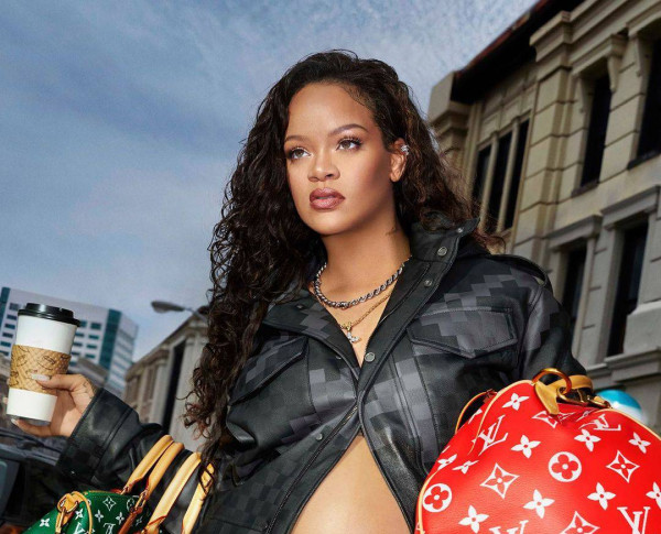 Rihanna: Σε ρόλο μοντέλου για τη Louis Vuitton με την κοιλιά της σε πρώτο πλάνο