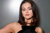 Το ονειρικό μωβ μανικιούρ της Selena Gomez παρατείνει τη σεζόν της πασχαλιάς