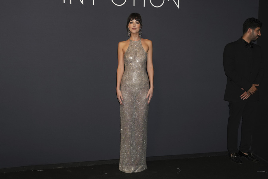 Η Dakota Johnson φόρεσε το πιο αποκαλυπτικό κοστούμι με φούστα που έχουμε δει ποτέ