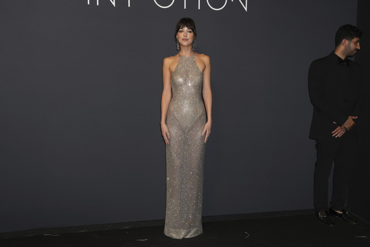 Η Dakota Johnson φόρεσε το πιο αποκαλυπτικό κοστούμι με φούστα που έχουμε δει ποτέ