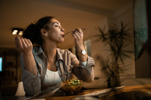 Τι να τρώς για να νικήσεις το άγχος και να αποφύγεις την αύξηση βάρους