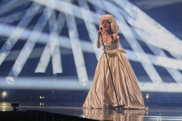 Eurovision 2025 Τελικός: Αγνώριστο το Nemo στη σκηνή, με φόρεμα, έναν χρόνο μετά τη νίκη του