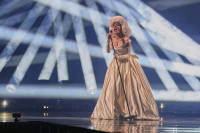 Eurovision 2025 Τελικός: Αγνώριστο το Nemo στη σκηνή, με φόρεμα, έναν χρόνο μετά τη νίκη του