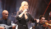 Η Πέγκυ Ζήνα τραγουδάει το "Ένα, θα 'μαστε για πάντα εμείς" και δείτε ποια περιμένει υπομονετικά στα παρασκήνια να τελειώσει