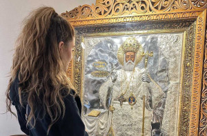 Η Μαρία Μενούνος άκουσε τον Άγιο Νεκτάριο στην Αίγινα και μοιράστηκε την εμπειρία της με συγκίνηση