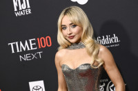 Η Sabrina Carpenter είναι σχεδόν αγνώριστη χωρίς τις εμβληματικές της αφέλειες