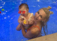 Βίκυ Κάβουρα: Baby Swimming με την κόρη της!