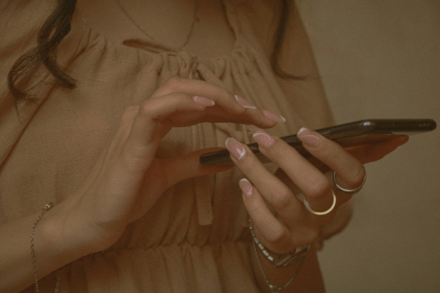 H nail artist των χολιγουντιανών stars σου δίνει την πιο ανατρεπτική ιδέα για ένα... ανάποδο, χρωματιστό french mani!