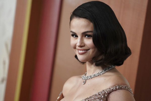 Η Selena Gomez μόλις «πρόδωσε» τις ρίζες της στη Disney για να θεραπεύσει την ακμή της