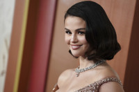 Η Selena Gomez μόλις «πρόδωσε» τις ρίζες της στη Disney για να θεραπεύσει την ακμή της