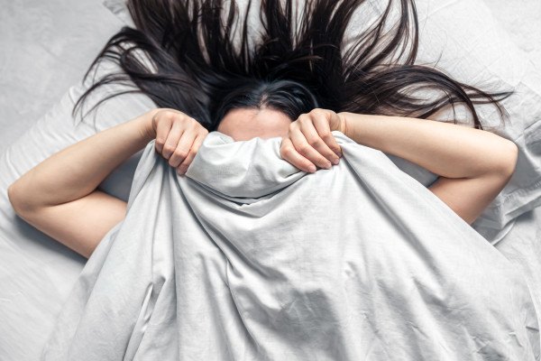 Νιώθεις «πτώμα» ακόμη και εβδομάδες μετά το κρυολόγημα; Νέα μελέτη το αποδίδει στον ύπνο