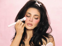 Το bubblegum latex mίni φόρεμα της Kylie Jenner ήταν barbie-coded με τον πιο στυλάτο τρόπο