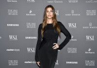 Το chrome french mani της Hailey Bieber είναι η πιο όμορφη καλοκαιρινή έμπνευση για νύχια
