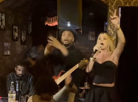 Η Josephine σολάρει σε μπαράκι της Νέας Υόρκης με το Crazy και αποθεώνεται....