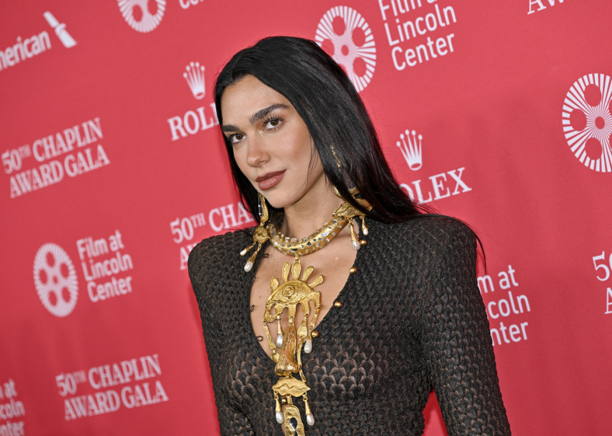 Η Dua Lipa υιοθετεί το look της Formula 1 με ένα αγωνιστικό μπουφάν Gucci και πουέντ παπούτσια