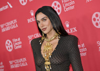 Η Dua Lipa υιοθετεί το look της Formula 1 με ένα αγωνιστικό μπουφάν Gucci και πουέντ παπούτσια